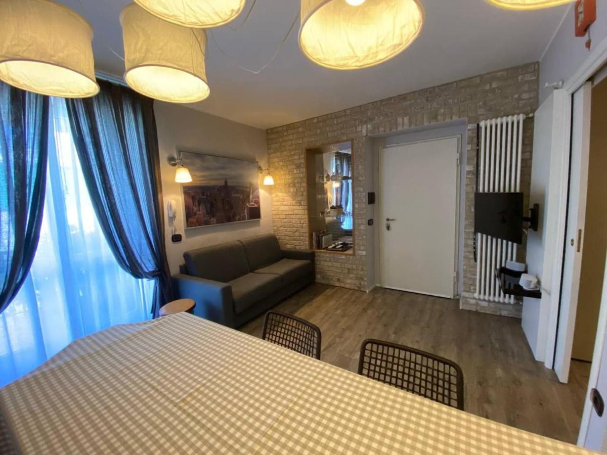 Desenzano Luxury Apartment デセンツァーノ・デル・ガルダ エクステリア 写真